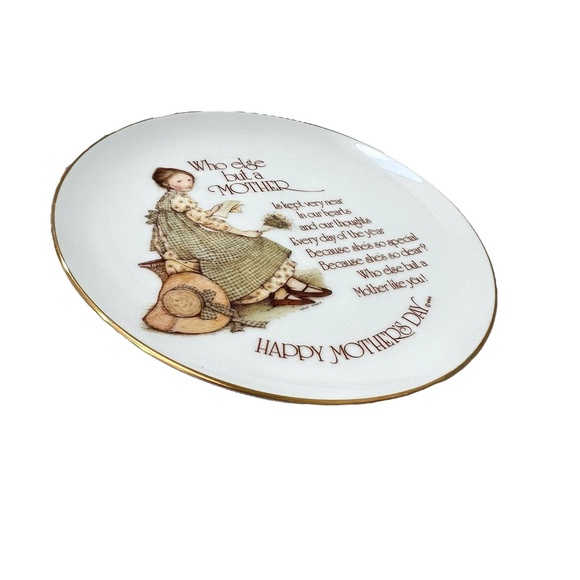 HOLLY HOBBIE 1976 "WHO ELSE BUT A MOTHER" MOTHER'S DAY 8" PLATE WITH GOLD TRIM - Picture 9 of 16
